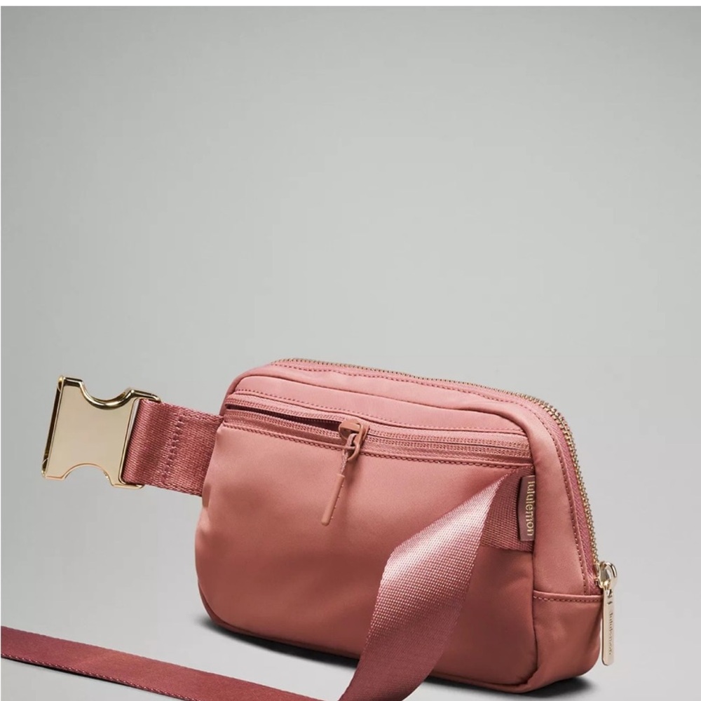 NWT Lululemon Everywhere Belt Bag
Spiced Chai Metal Hardware Spiced Chai/Gold - Picture 4 of 8